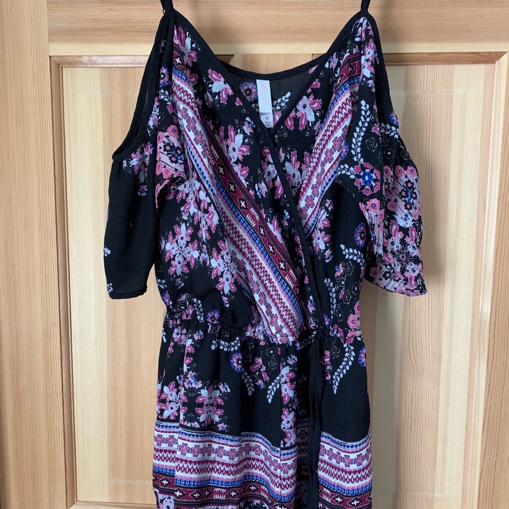Cold shoulder romper. - Picture 2 of 4